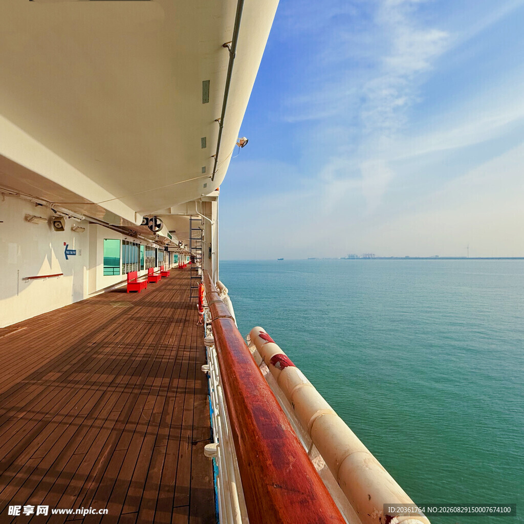 游轮甲板上的海景风光