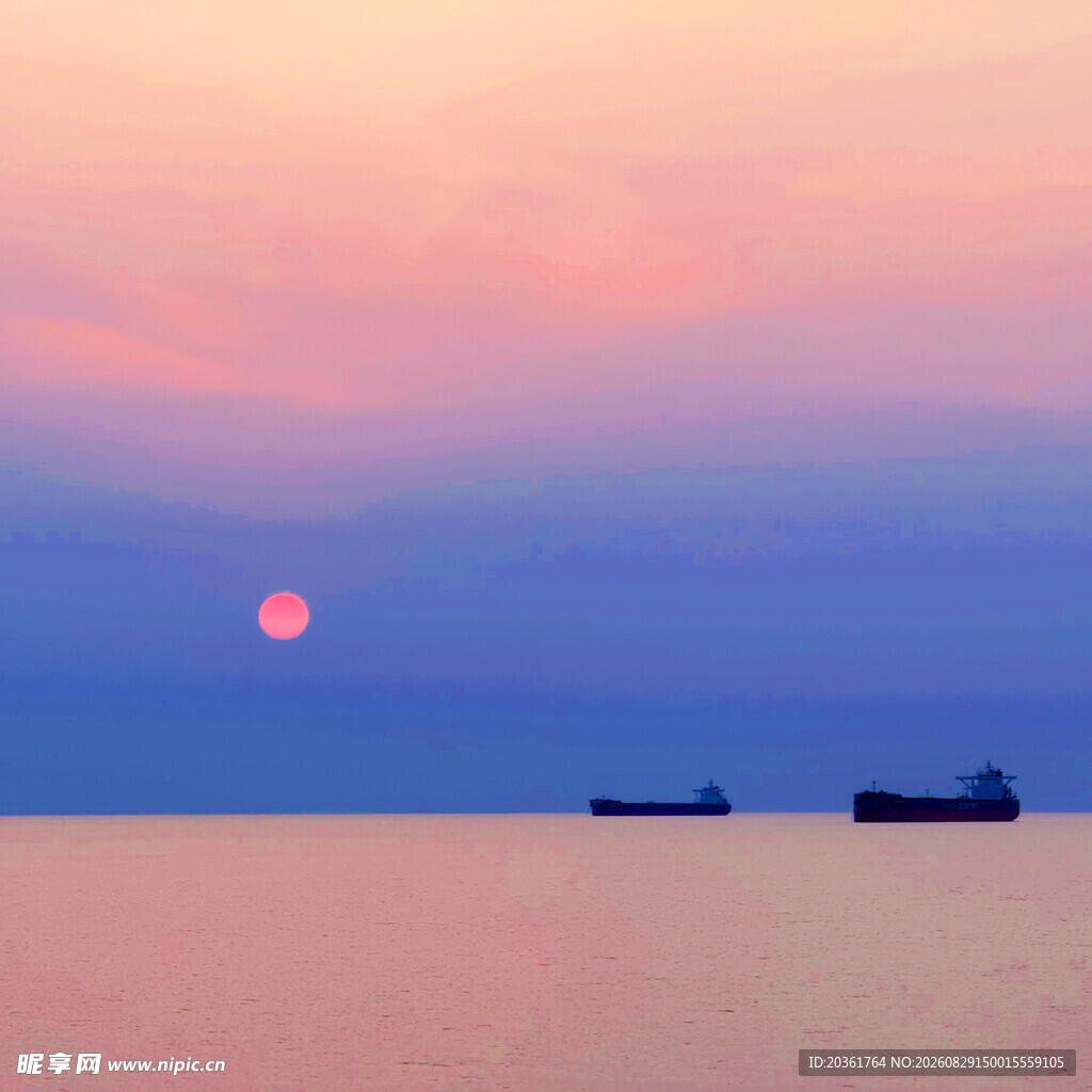 海上日落时分的船只景象