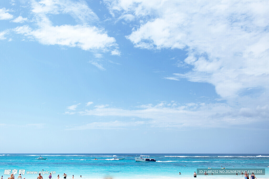 碧海蓝天的海边热闹景象