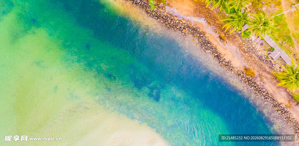 俯瞰清澈美丽的海滨景色