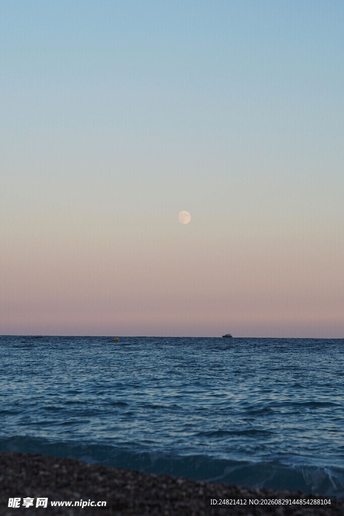 海边暮色中的朦胧月亮