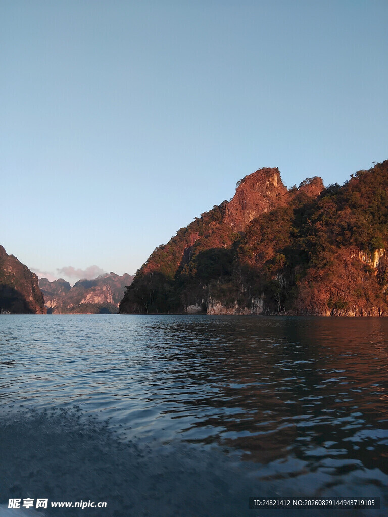 壮丽山水间的静谧湖景