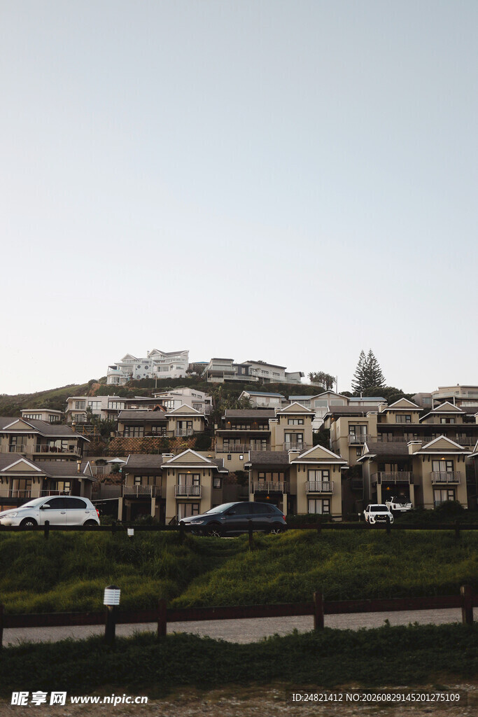 山坡上的现代住宅群