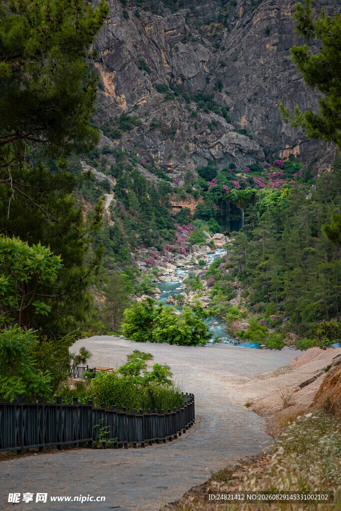 山间蜿蜒公路美景