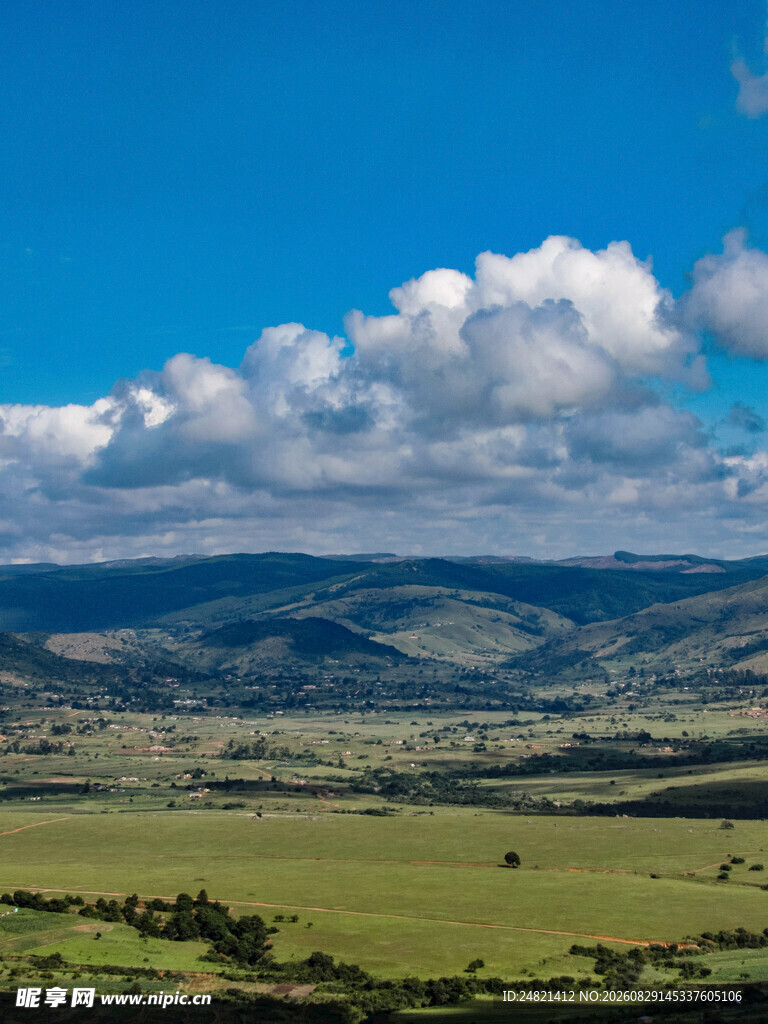 广袤草原与蓝天白云美景