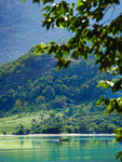青山绿水间的静谧湖景