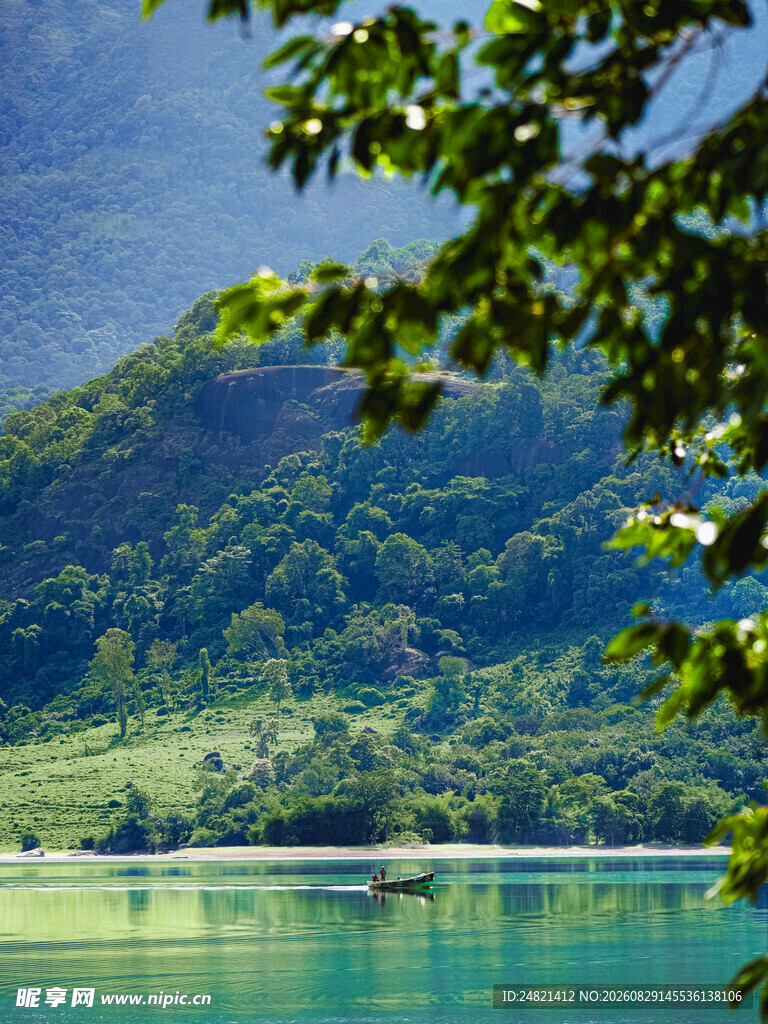 青山绿水间的静谧湖景