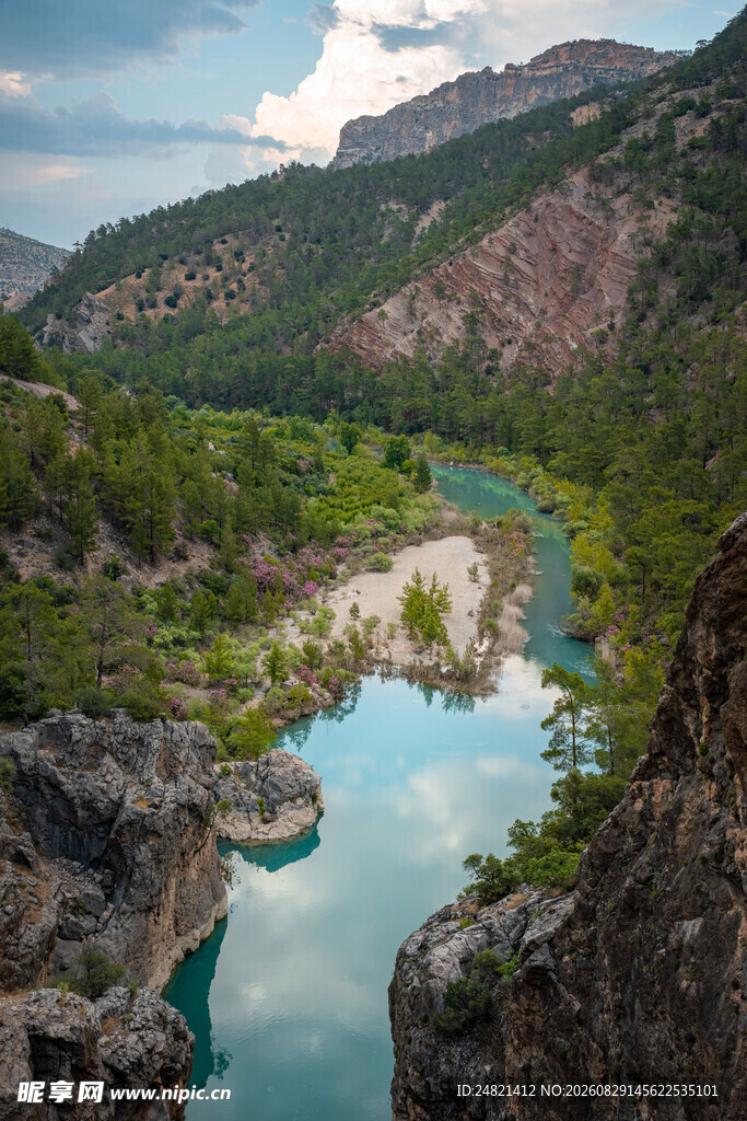 山间碧河美景