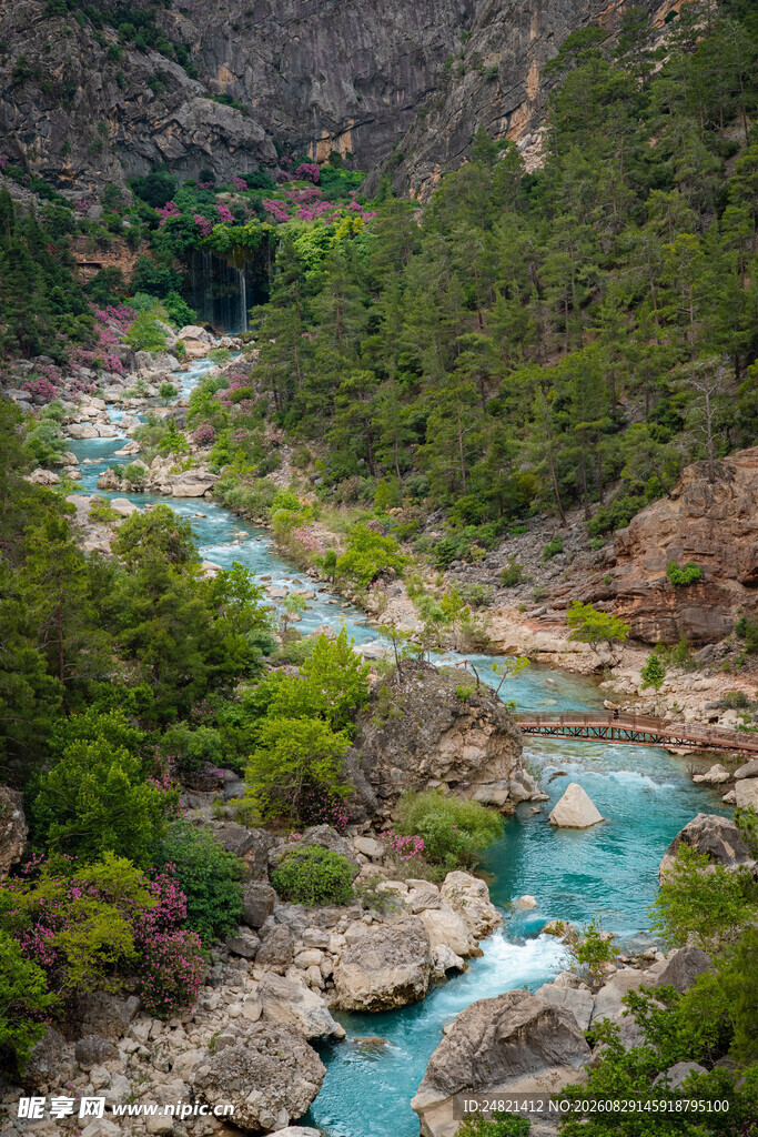 山间碧流