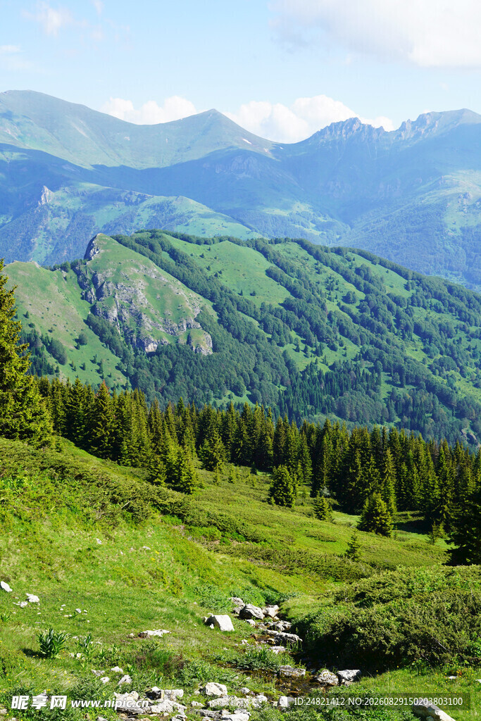 青山绿野间的秀丽山景