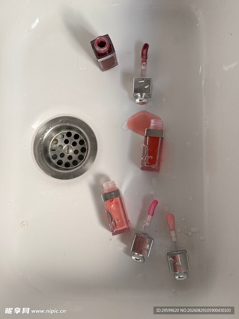 水槽中的多彩美妆小样