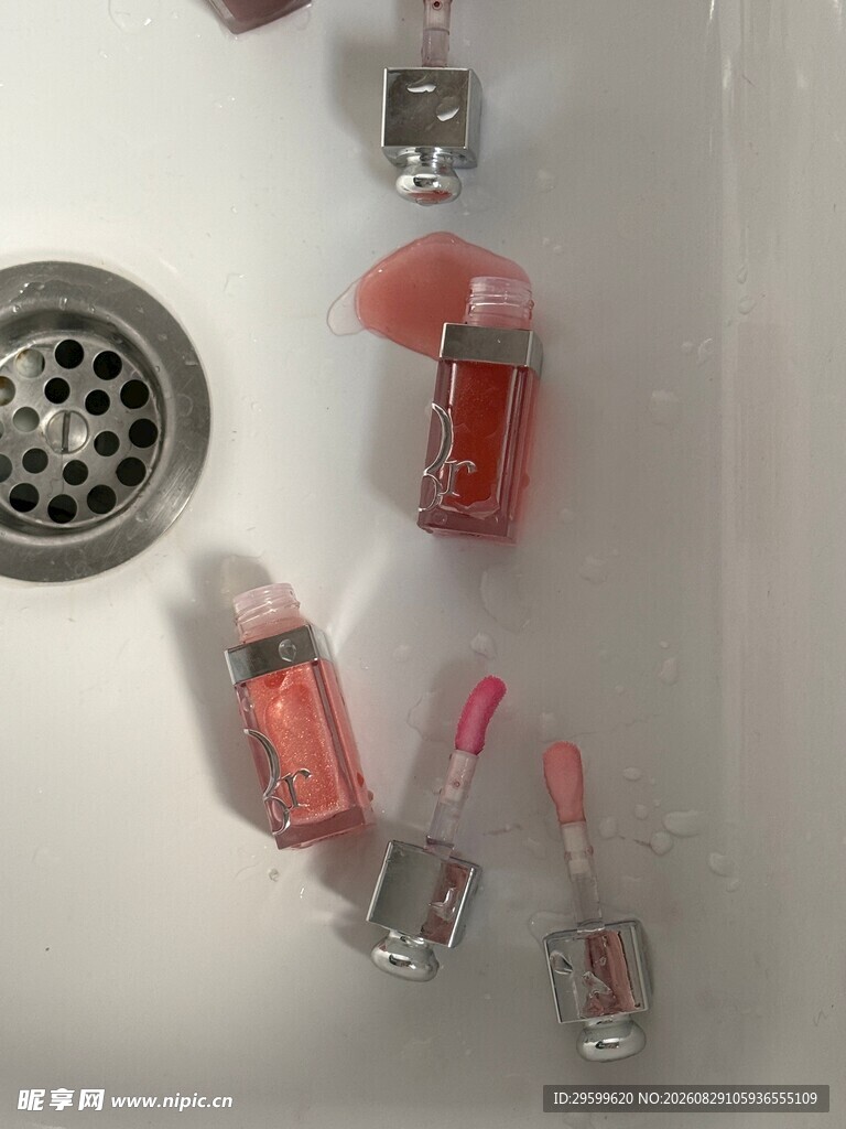 水槽中的多彩美妆用品