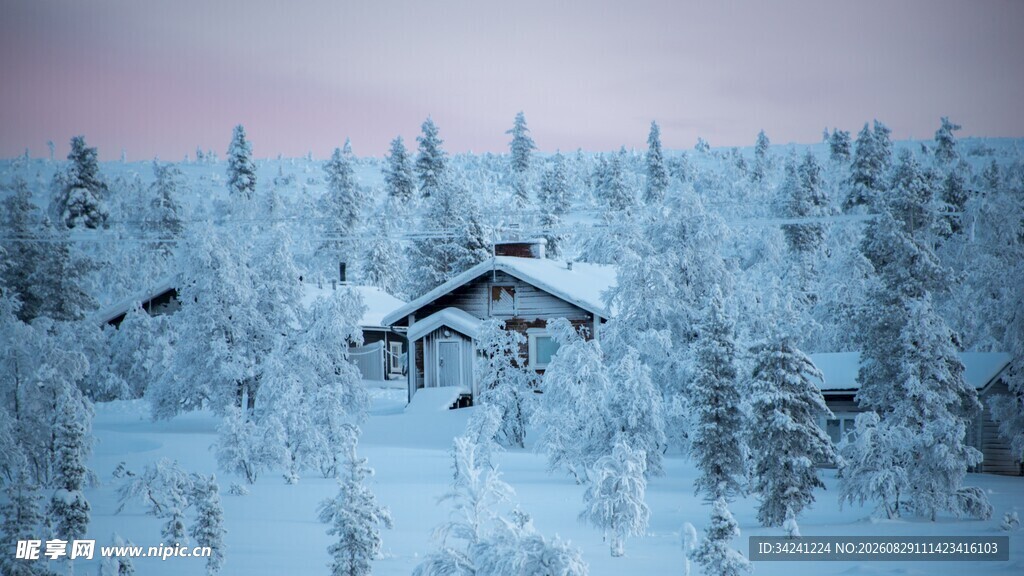 冬日雪林中小屋美景