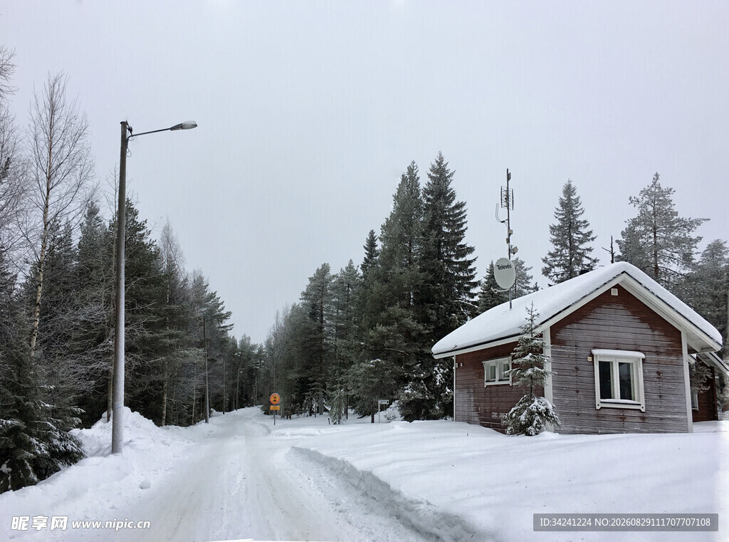 雪中小屋与静谧道路