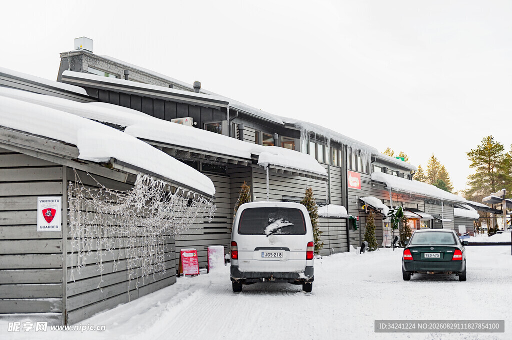雪覆街道的古朴小镇景象