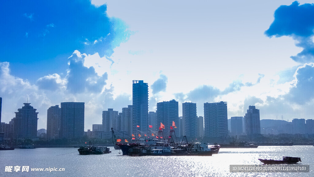 城市滨水风光船只穿梭