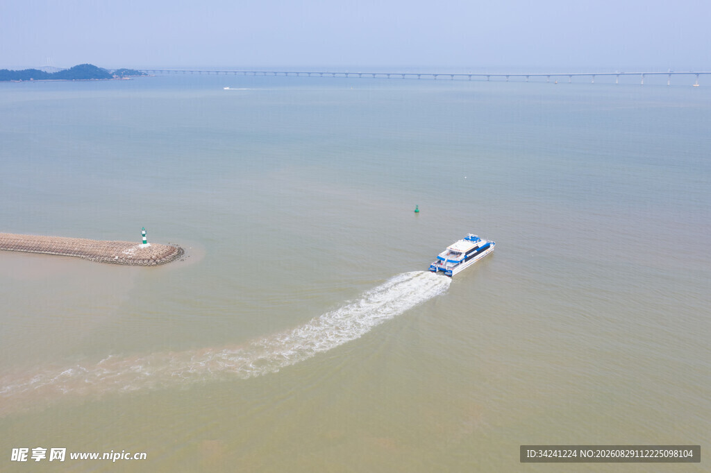 海上快艇疾驰