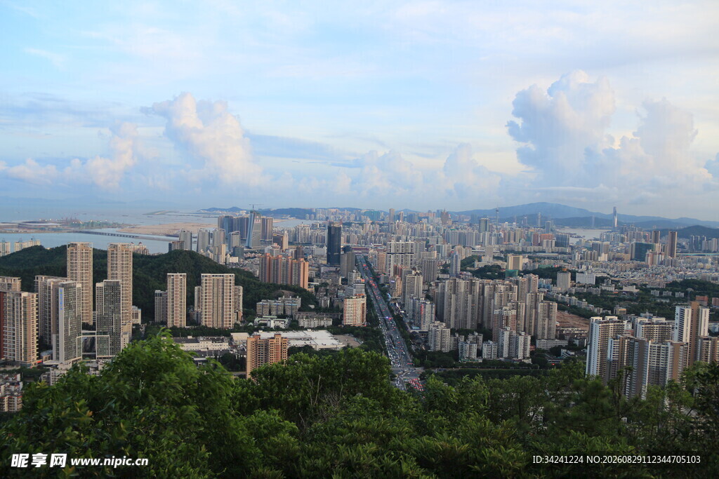 俯瞰城市全景绿意环绕