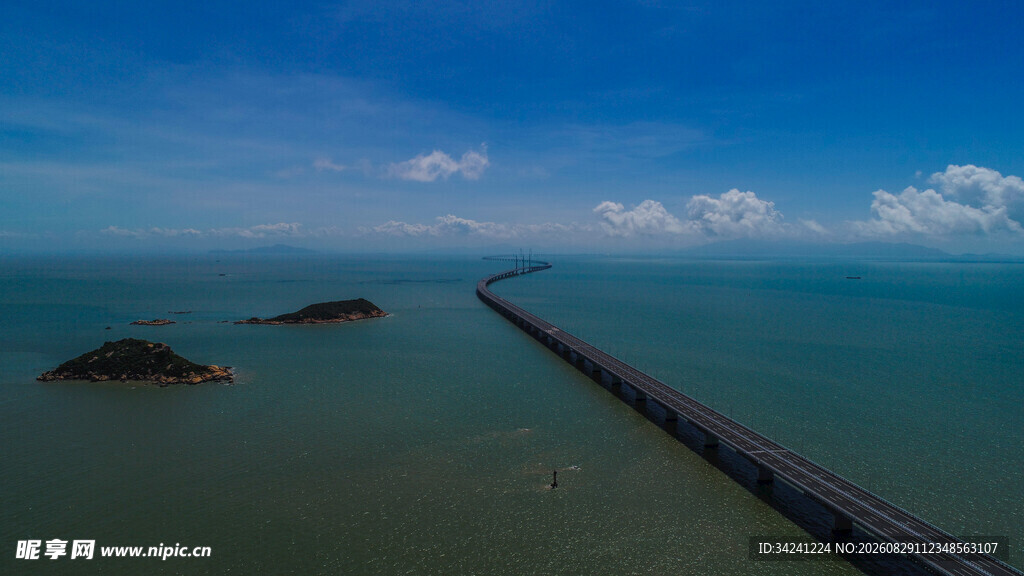 海上长桥横跨蔚蓝大海