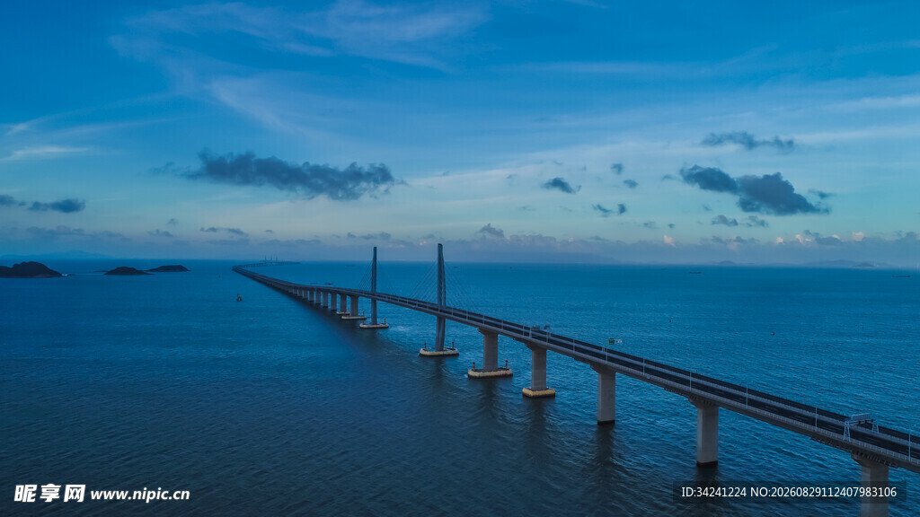 海上长桥横跨蔚蓝海面