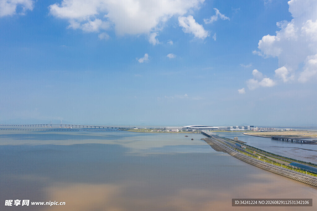 广阔水域与天际线风景