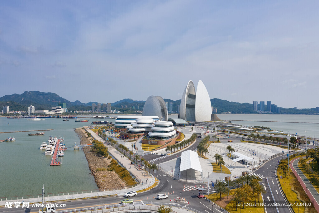 城市滨水风光全景