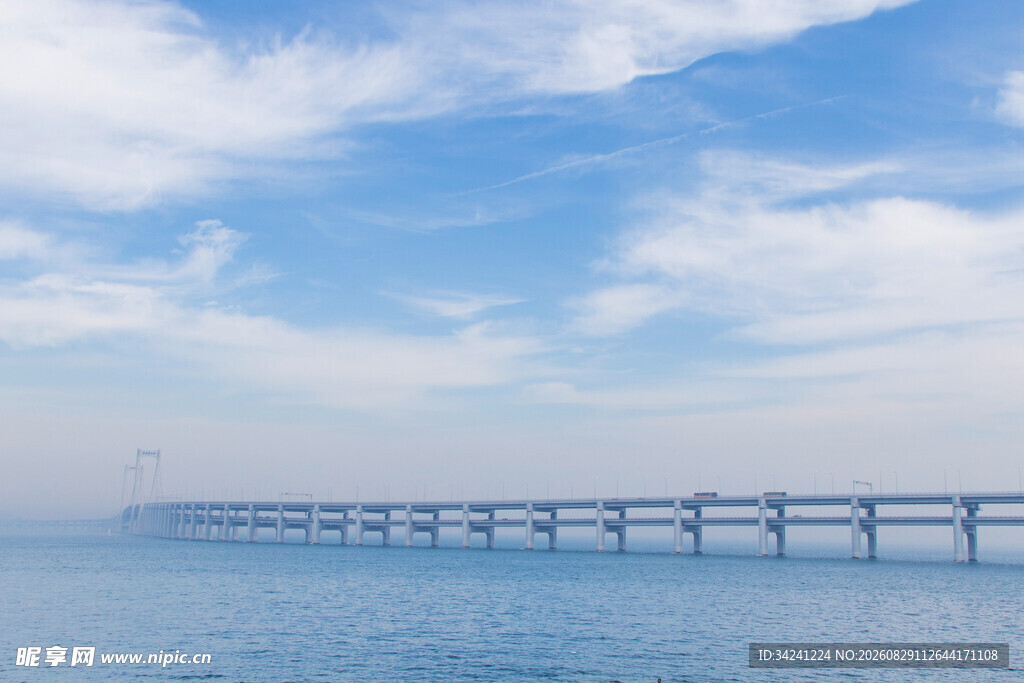 海上大桥横跨蓝天碧海