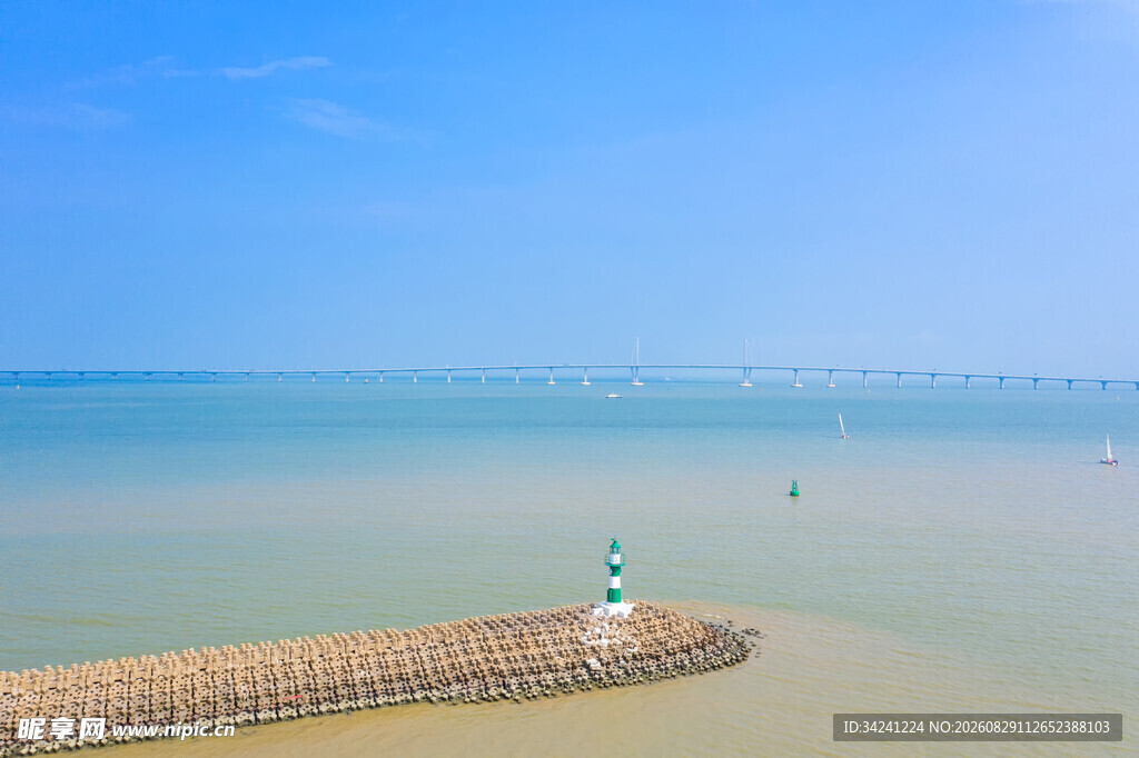 海边灯塔与防波堤美景