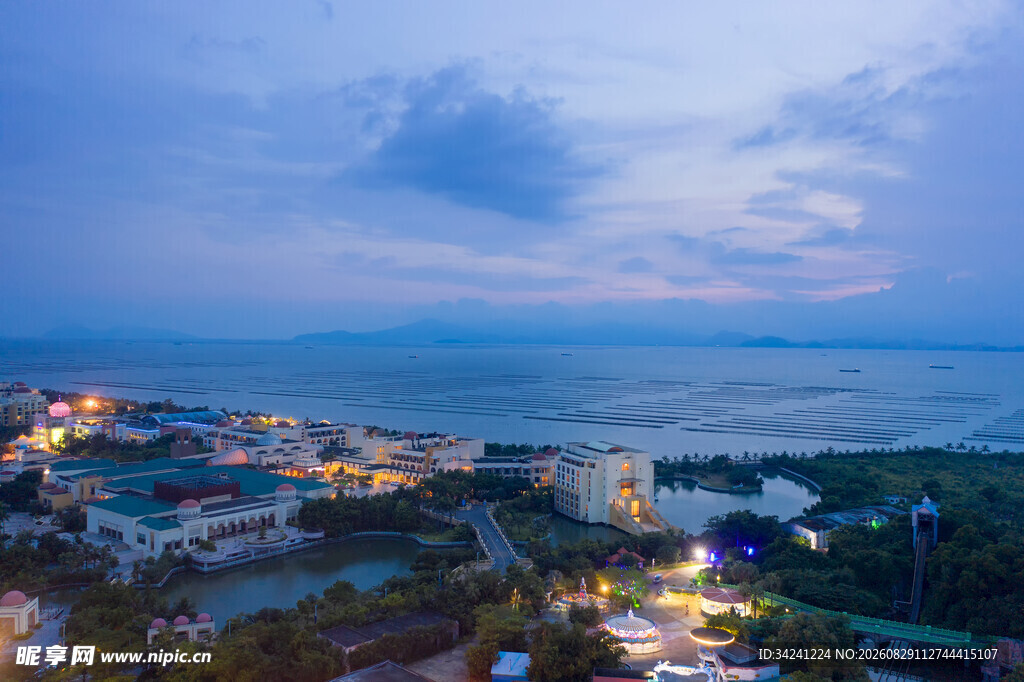 海滨城市黄昏美丽夜景