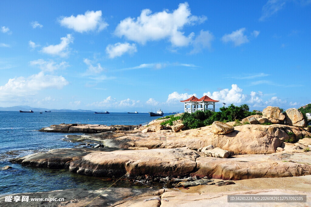 海边礁石美景