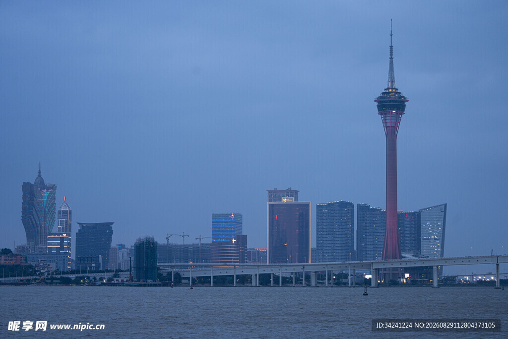 江边城市天际线景观