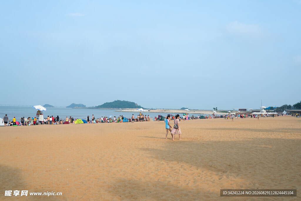热闹的沙滩海滨风光