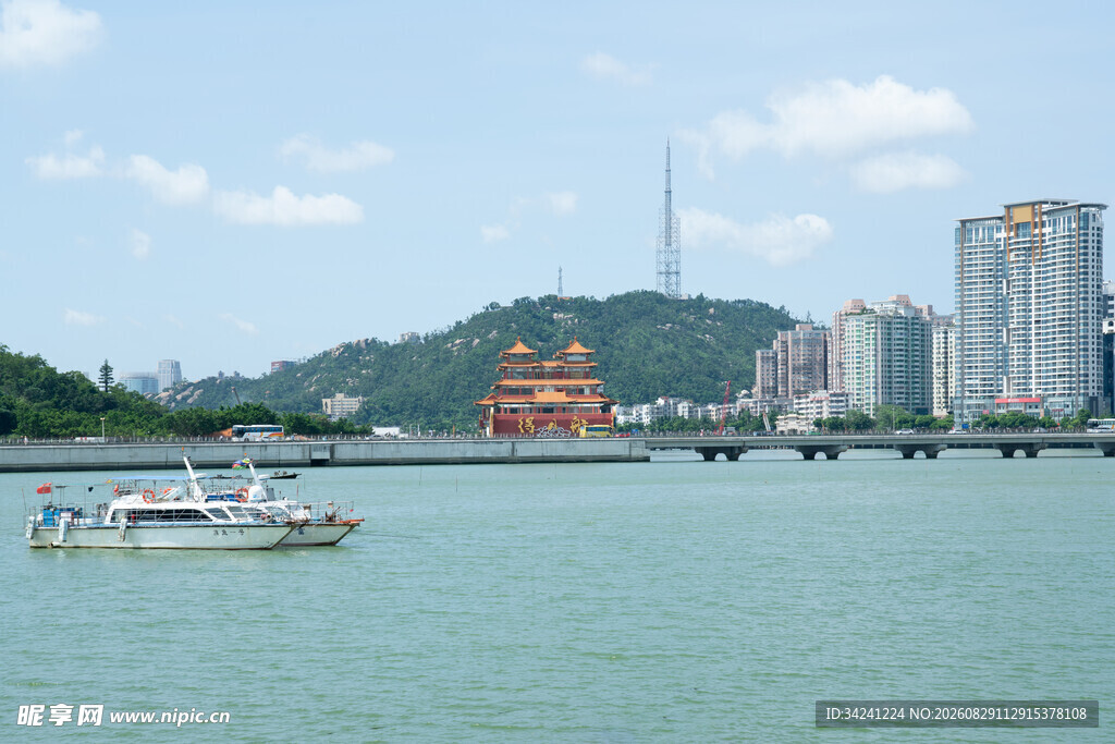 海滨城市风光游船伴高楼