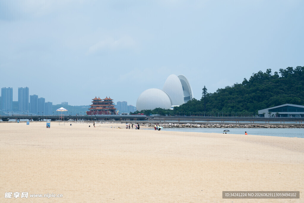 海滨沙滩与远处城市景观
