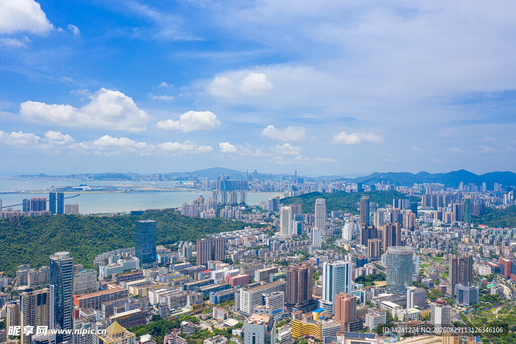 城市天际线与碧海蓝天