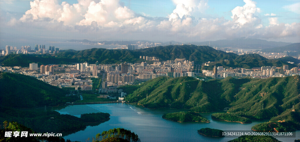 山水环绕的美丽城市景观