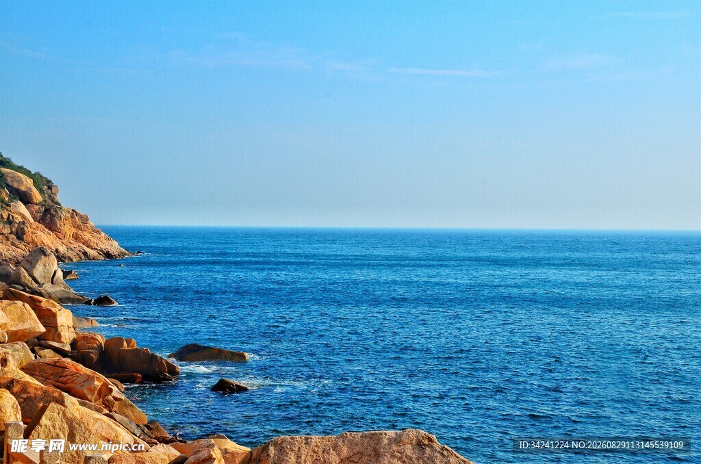 海边岩石与蔚蓝大海景观