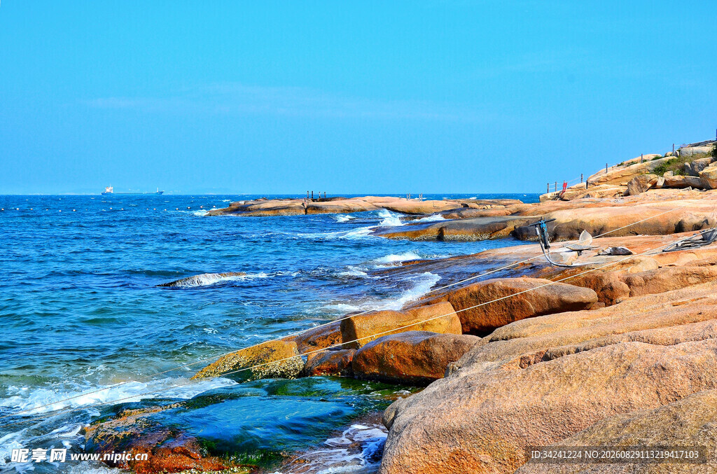 海边礁石蔚蓝大海美景