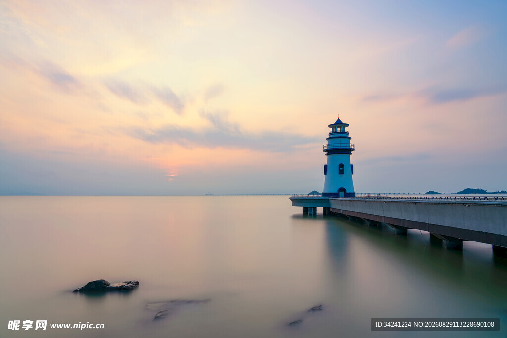 海边灯塔日落美景
