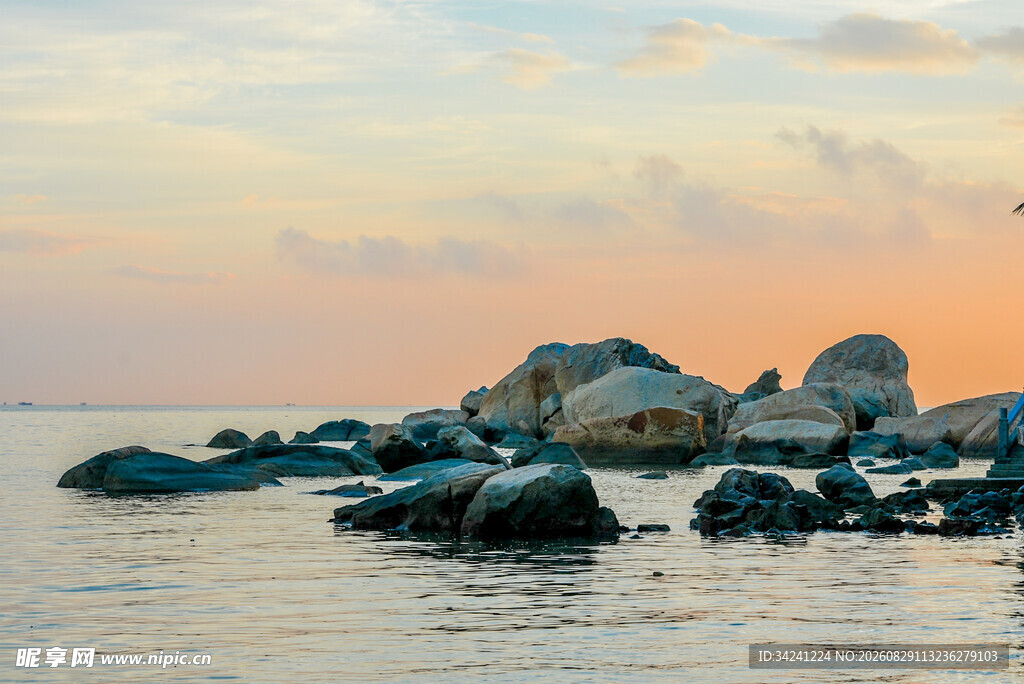 海边日落时的礁石美景