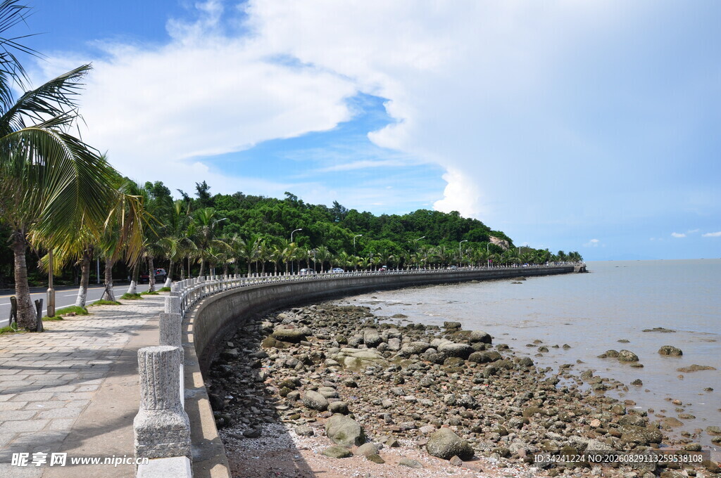 海滨步道旁的美丽海岸风光