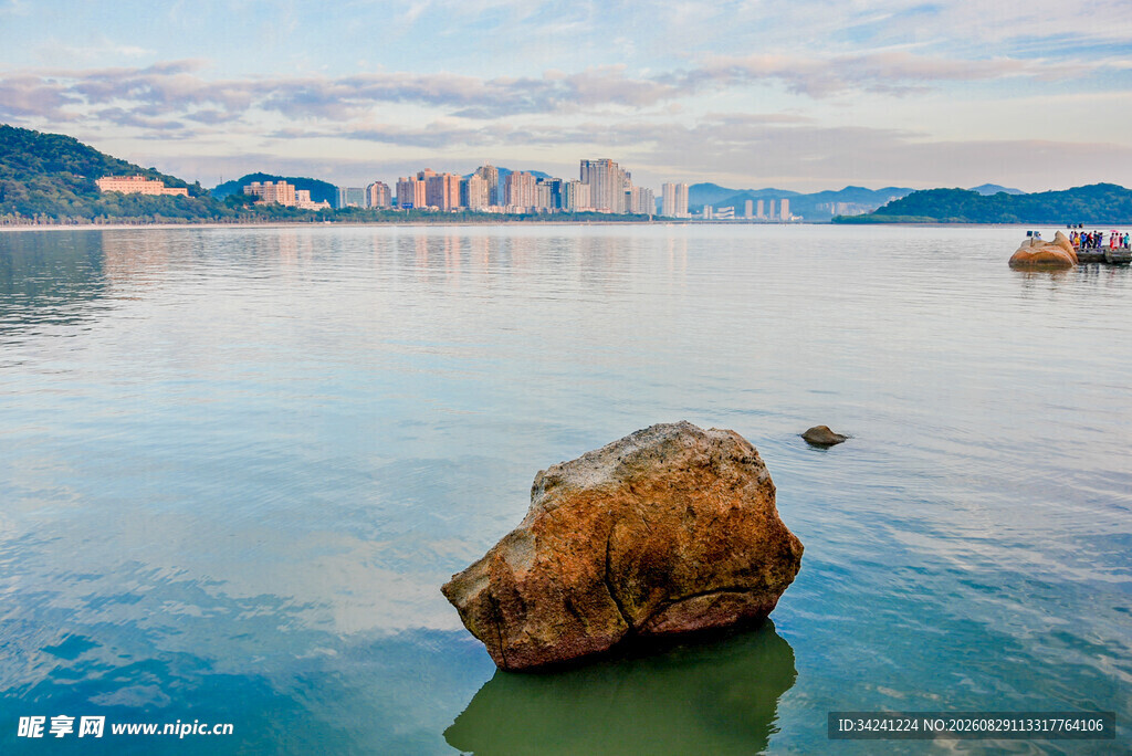 湖畔孤石静美湖景风光