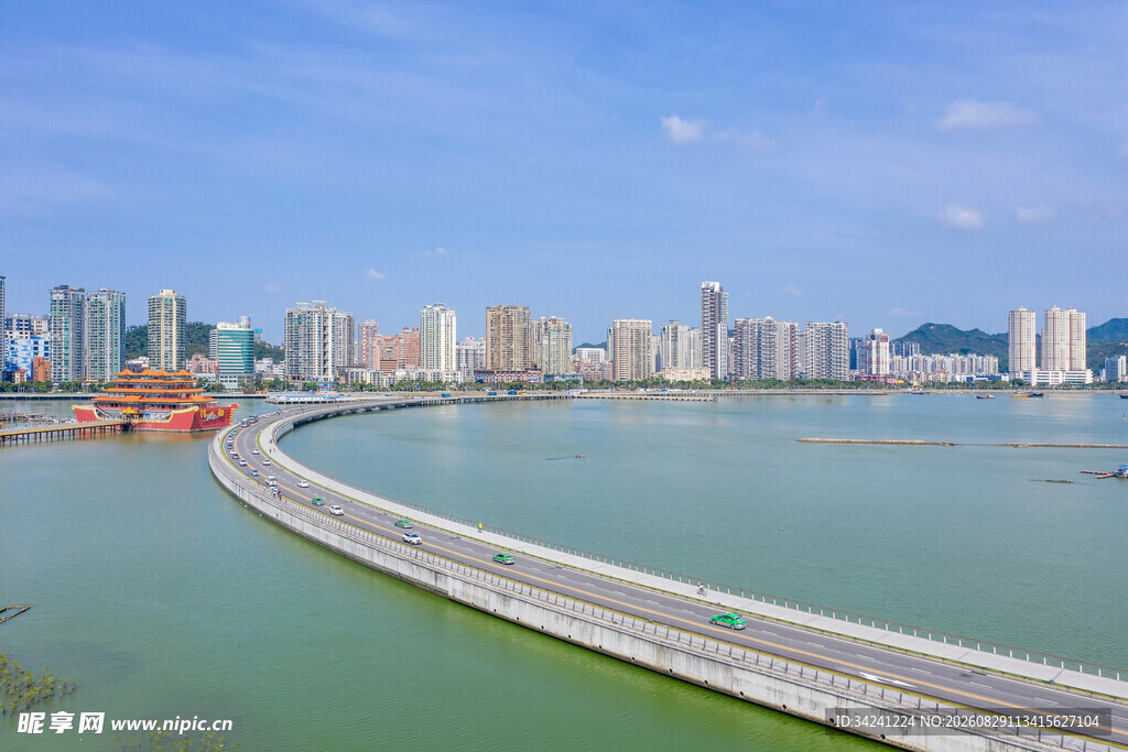 城市河畔风光