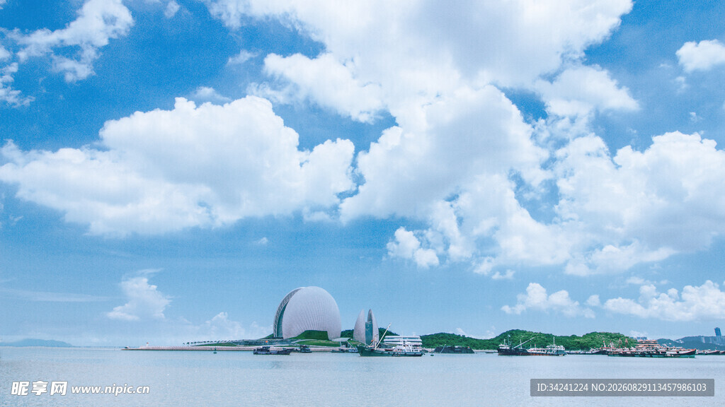 海滨城市蓝天白云风光