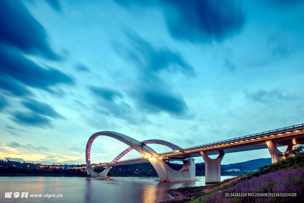 河畔拱桥美景
