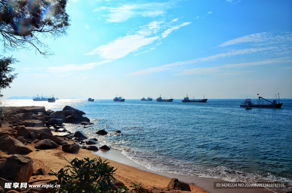 海滨风光船只点缀蓝色大海