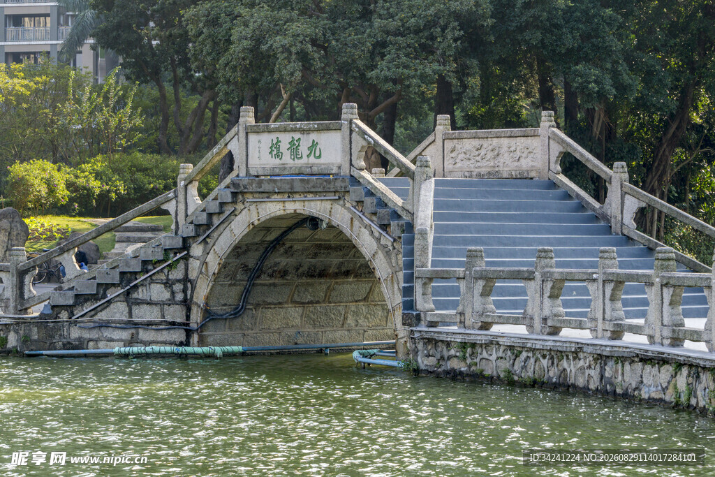 古典石拱桥横跨绿水