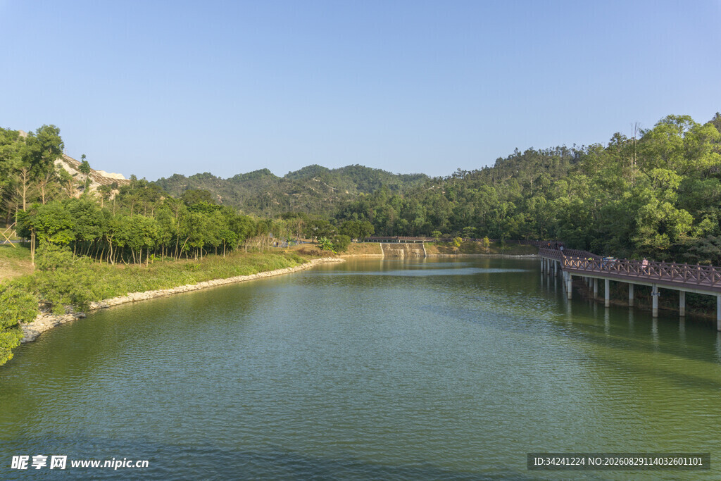 宁静河畔自然风光美景