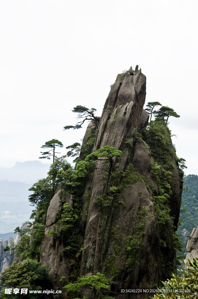 奇峰耸立绿意盎然的山景