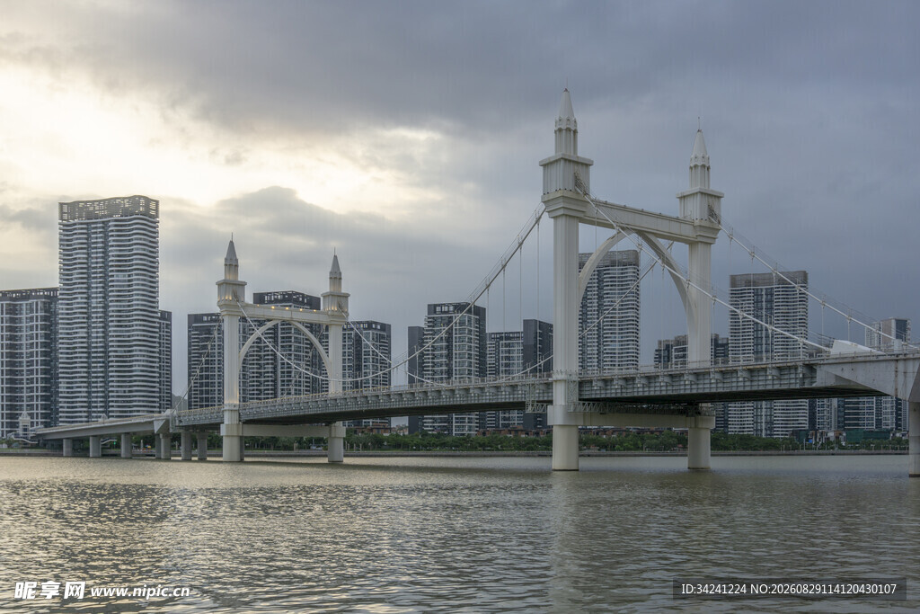 城市桥梁与天际线景观